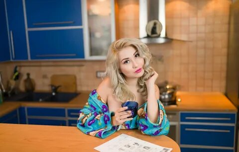 Женщина блондинка на кухне