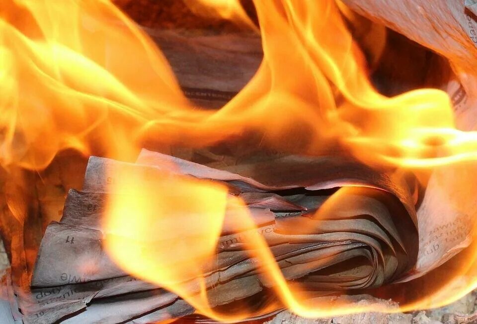 Сжигание бумаги. Жжешь бумагу. Сожженный лист бумаги. Сожженное письмо. Сжигание документов.