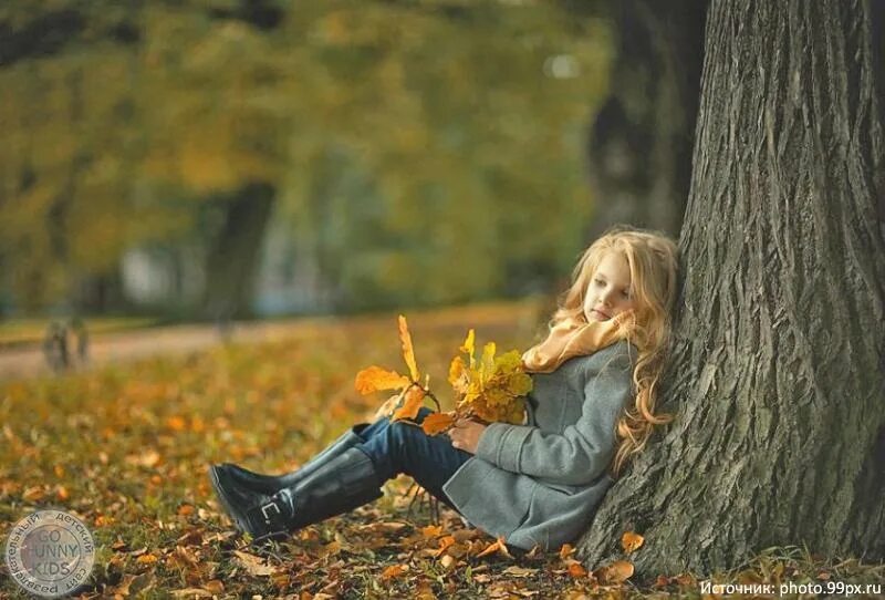Осень грустит. Осенняя грусть. Фотосессия осенью на тему грусти. Блондинка грустит.