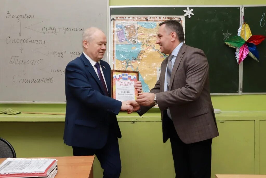 школа 28 калуга. директора школ калуги. 27 школа калуга директор. мокрушин директор 25 школы. директор школы года россии.