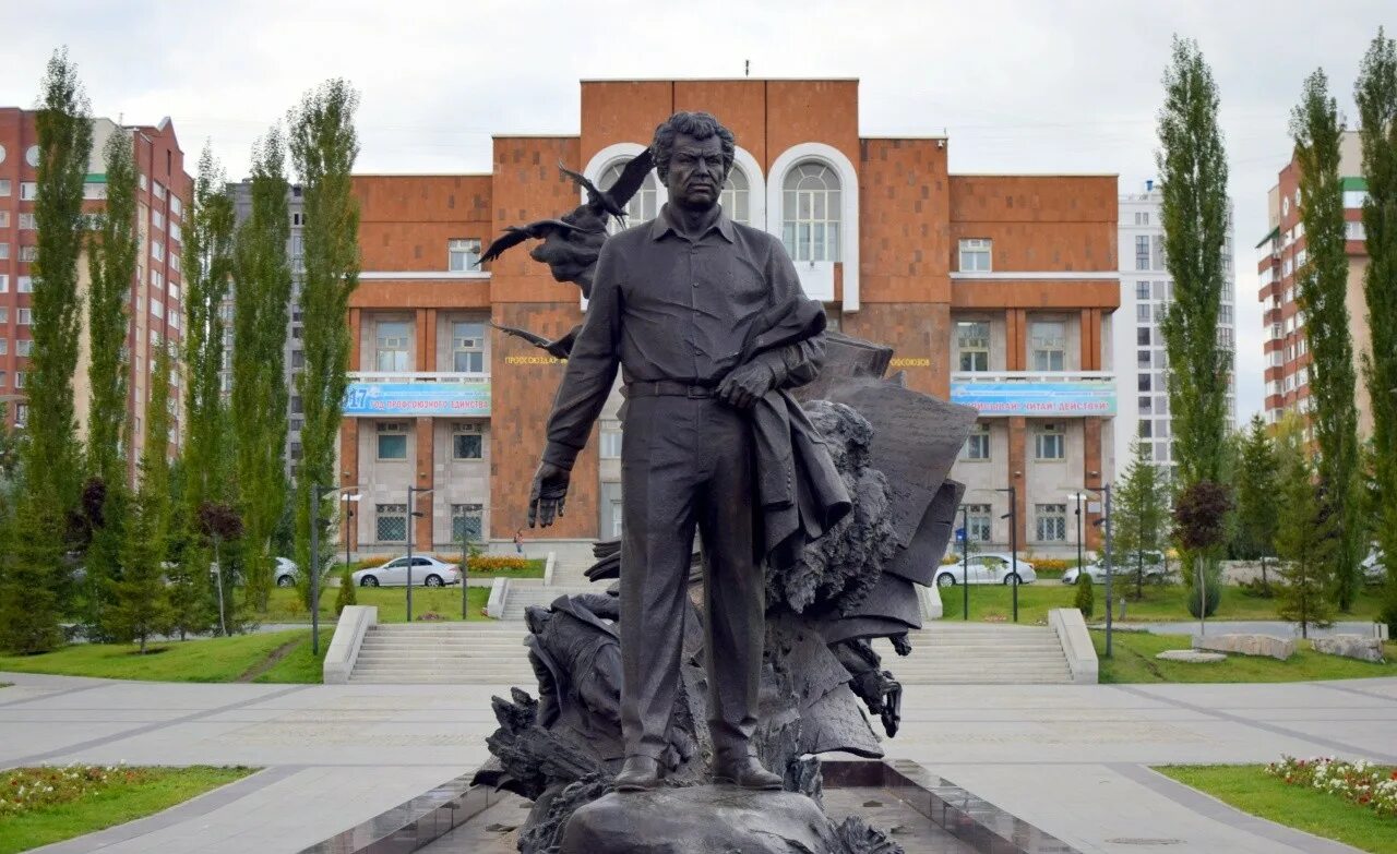 105 лет мустаю кариму. Памятник мустаю кариму. памятник мустаю кариму в уфе.