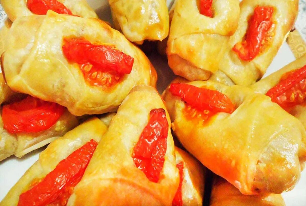 Рецепт: Пирожки с брынзой и помидорами на сковороде