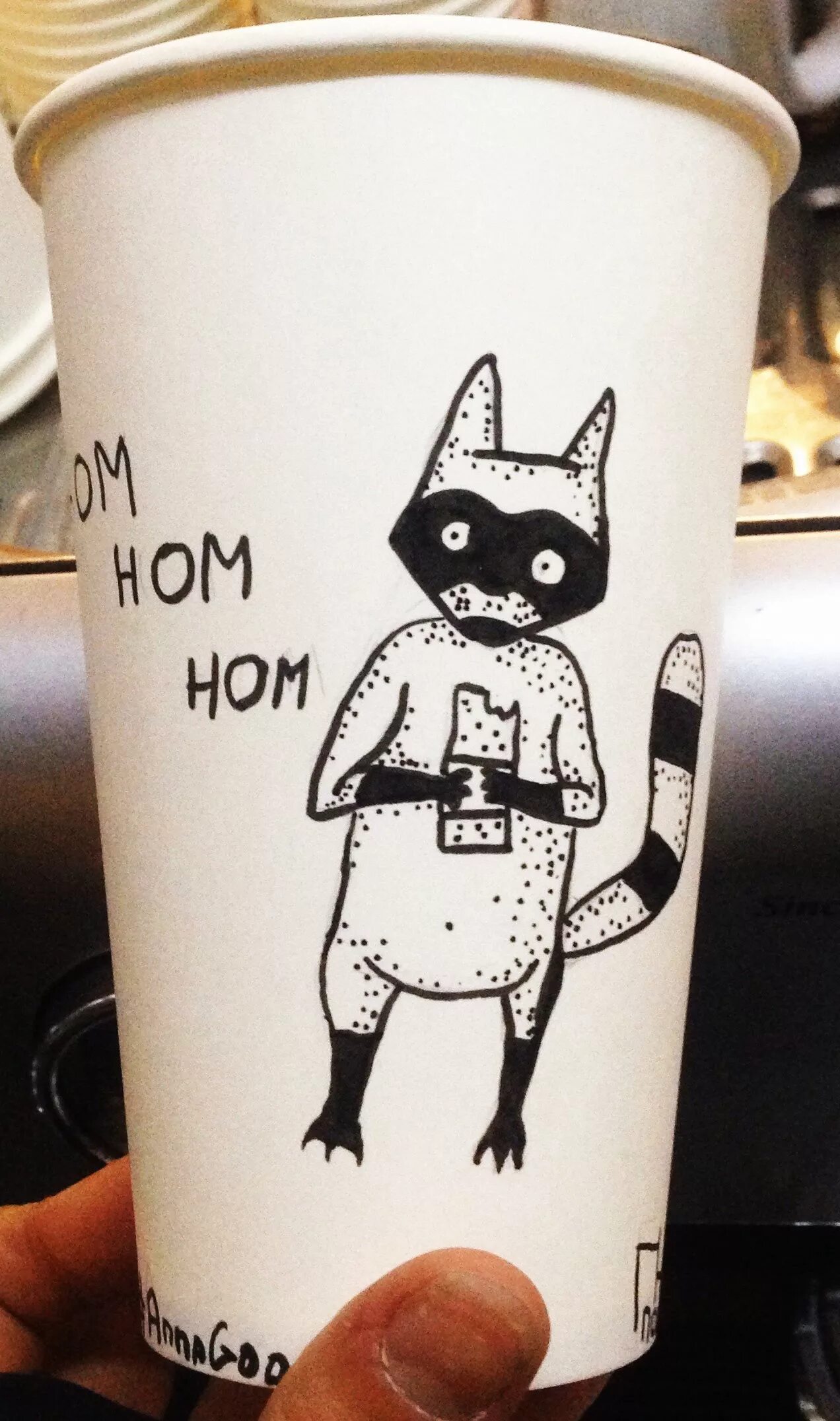 Надписи на стаканчиках. Креативные надписи на стаканчиках для кофе. Надписи на стаканчиках для кофе. Надписи на рюмках прикольные. Кружки с надписями про пиво.