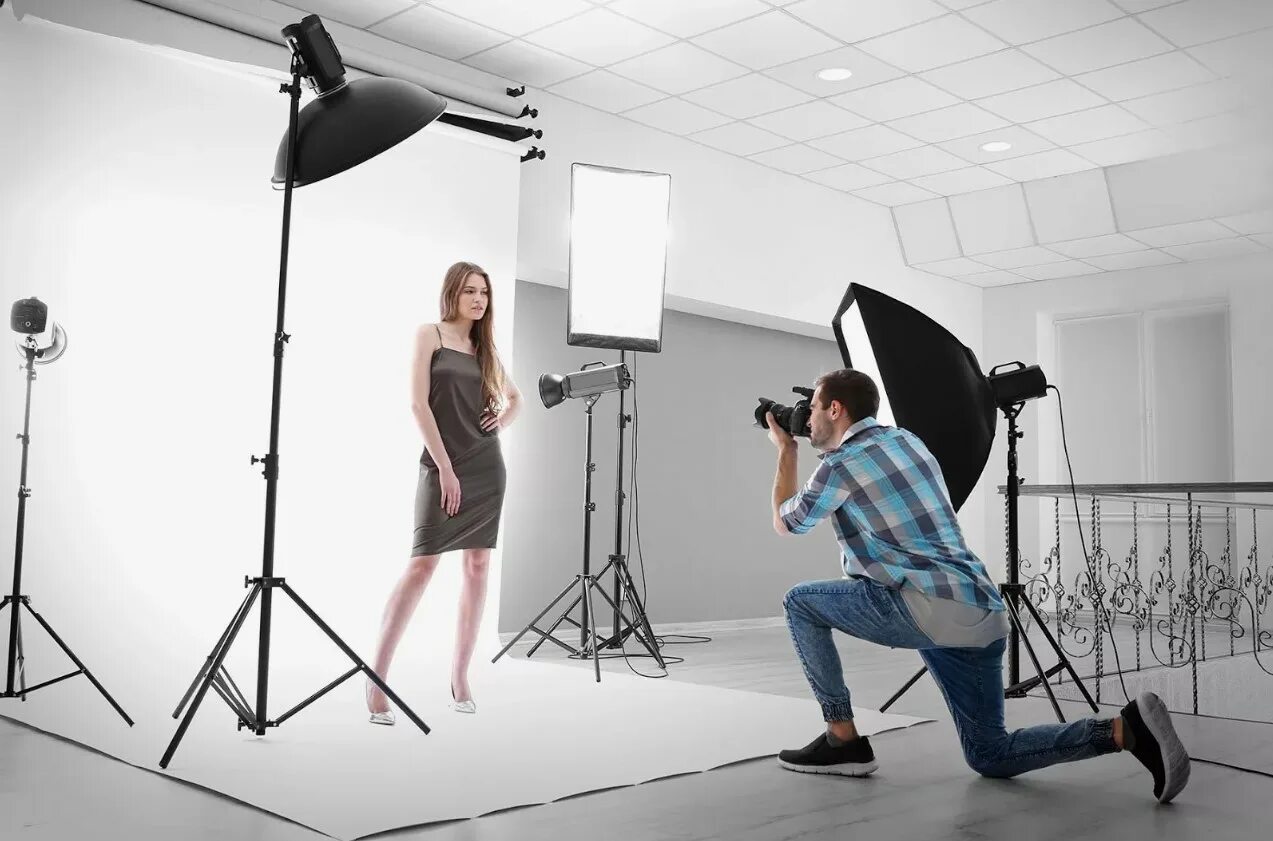 Где фотограф был пристроен на ночь. Съемка в фотостудии. студия для съемок. фотограф в студии. фотосессия с фотографом в студии.