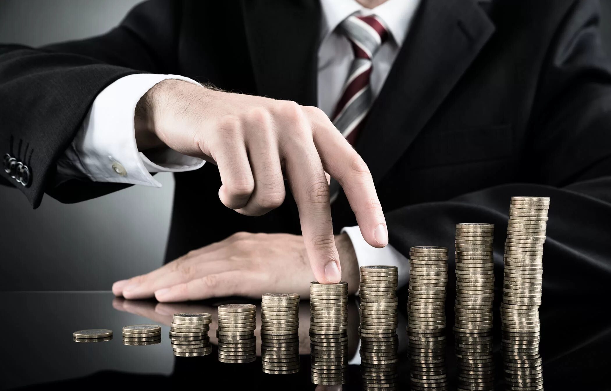 Успешный человек с деньгами. Богатый и успешный мужчина. Rich are. Hatrash rich peoples. Состоятельный мужчина.