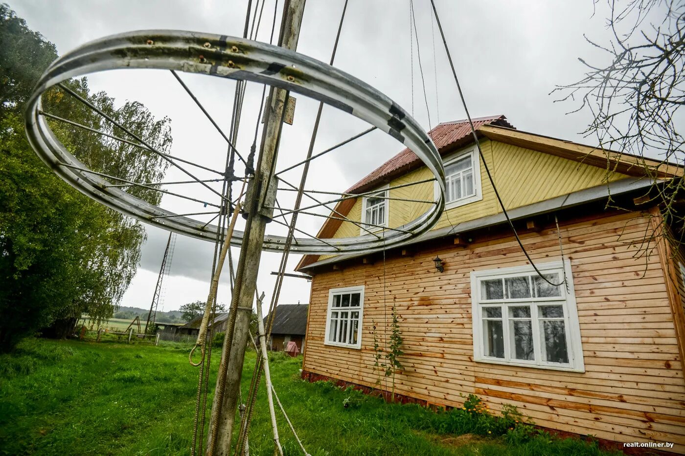 Антенна для деревни какую. Деревенская антенна. антенна на деревенском доме. антенна на сельском доме. паутинка роб антенна село ключи саратовское область.