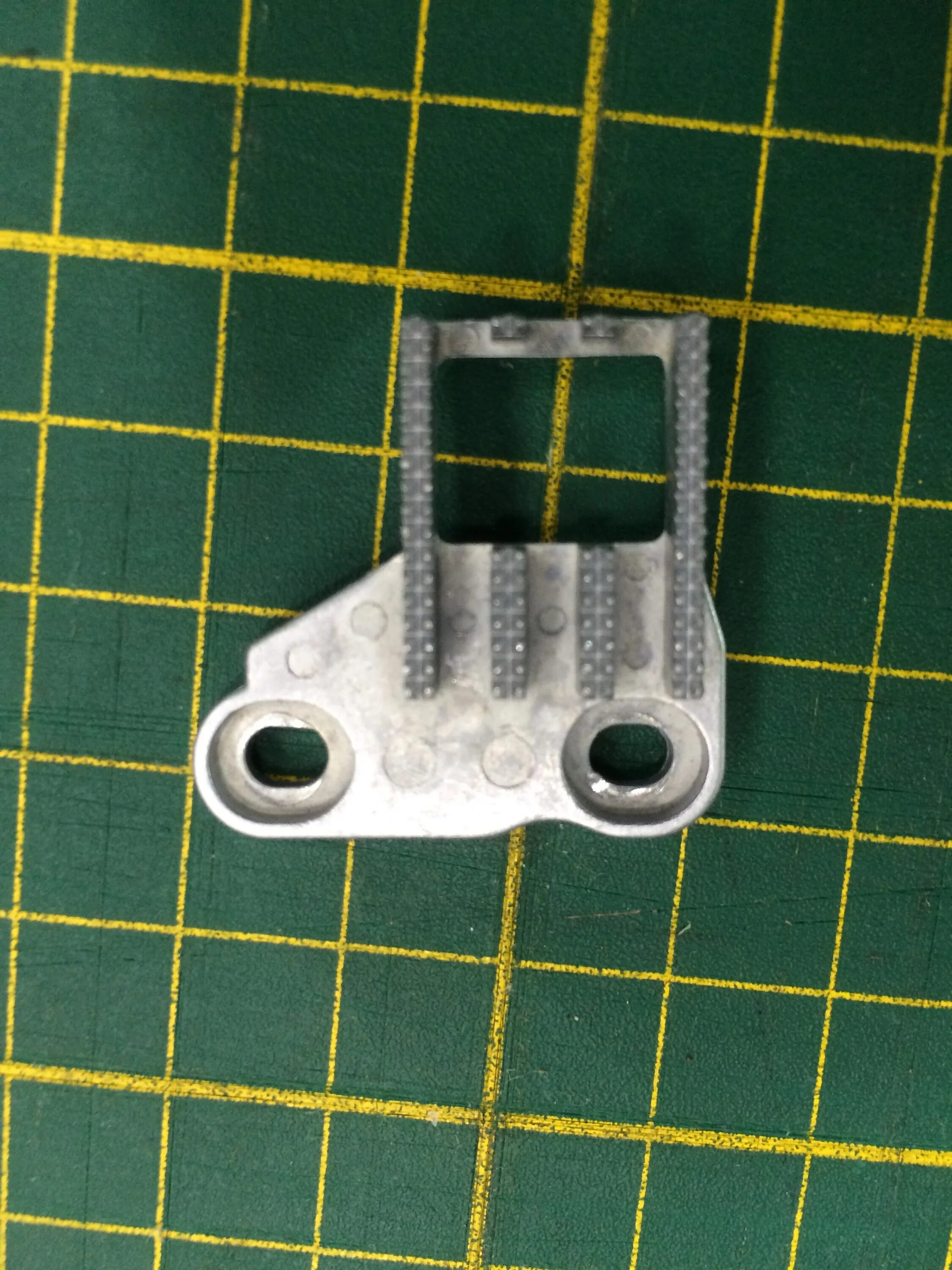 Нижний транспортер в швейной машине. Швейная машинка рейка. Швейных машин pfaff 4250 зубчатая рейка. Зубчатая рейка швейной машины comfort 15. Швейная машинка рейка.