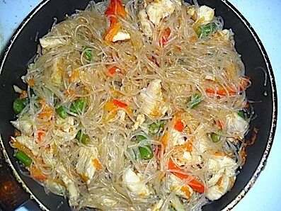 Горячее блюдо с фунчозой и курицей