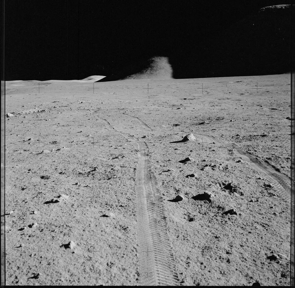 Луна снимки НАСА. Секретные снимки Луны НАСА. Аполло 15 на Луне. Рассекреченные снимки Луны НАСА. Стоя на поверхности луны