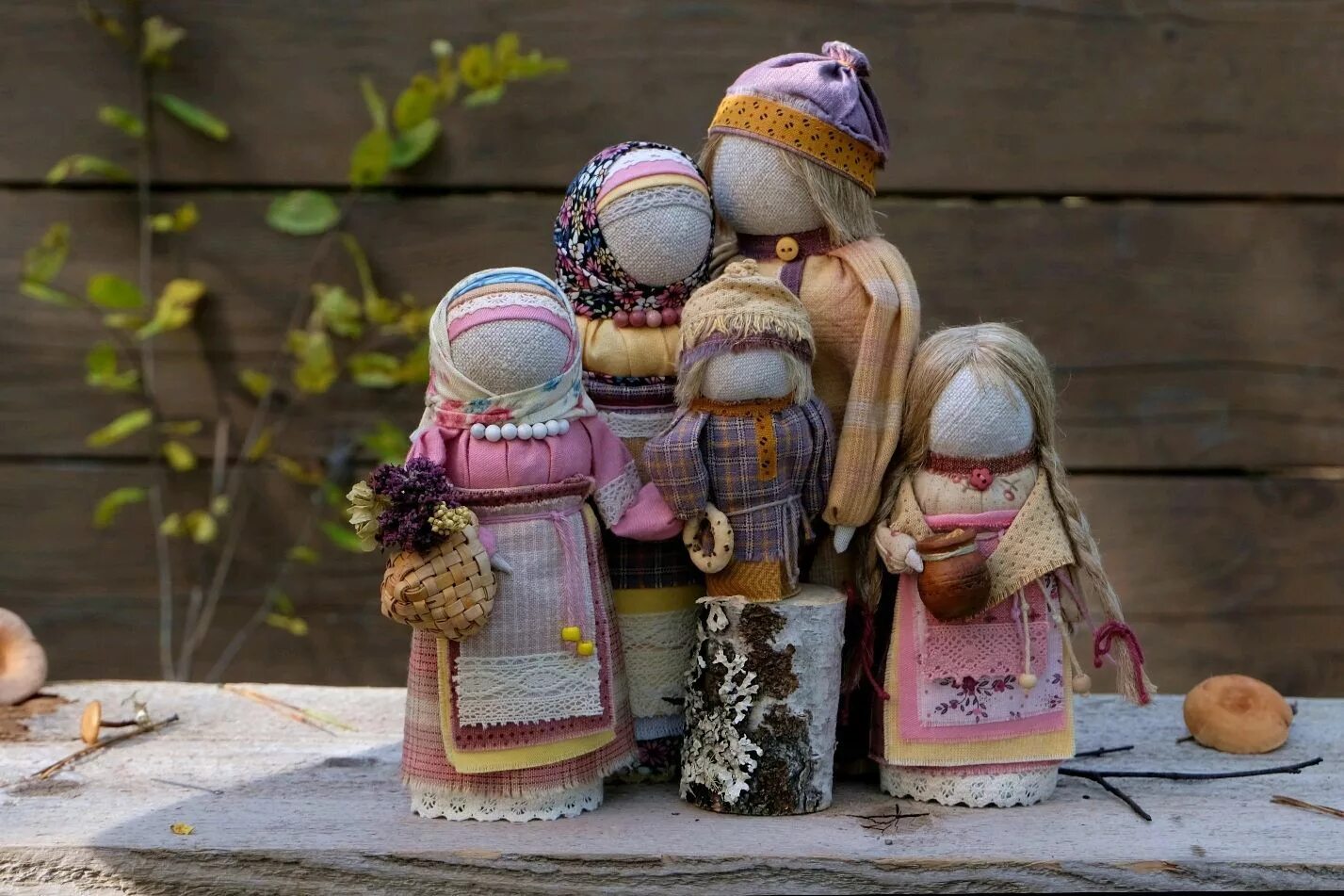 Кукла семья оберег. Кукла семейный оберег. Безликие куклы обереги. Кукла семейный оберег. Куколка оберег для семьи.