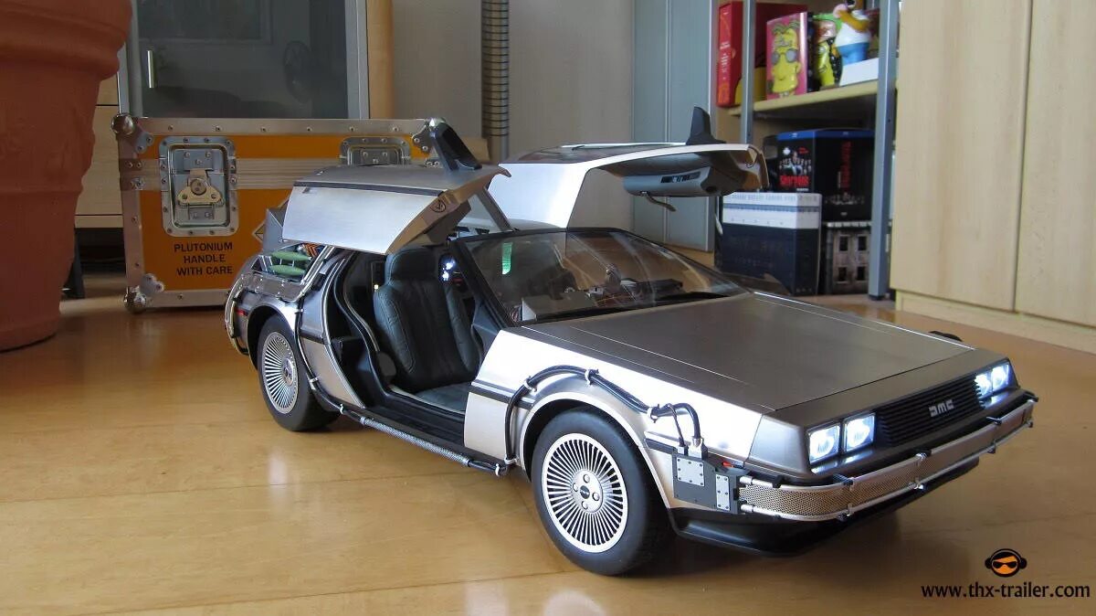 Возле представлявшего сильно уменьшенную копию. DELOREAN DMC-12 сборная модель. Иглмосс DELOREAN. Делориан от Eaglemoss. Делориан в верхней Пышме.