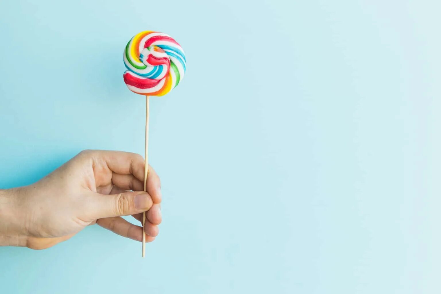 Леденцы фон. Мальчик с конфеткой нарисовать. В вазе лежало 5 леденцов и 8 ирисок. Конфета на ладони. Фотосессия со сладостями.