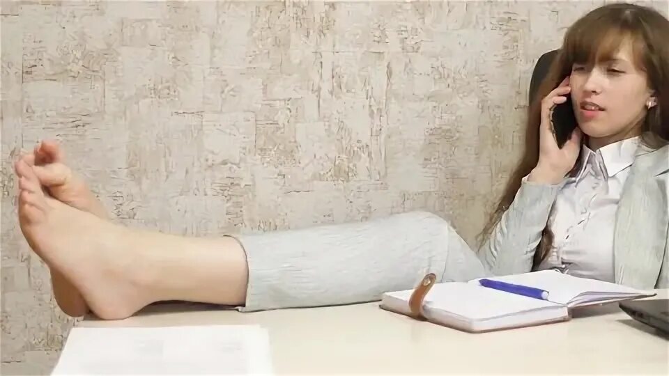 Feet on the table. Woman feet on table. Девушка сидит расслабленно. Barefoot on the table. Девушка ослаблено сидит.