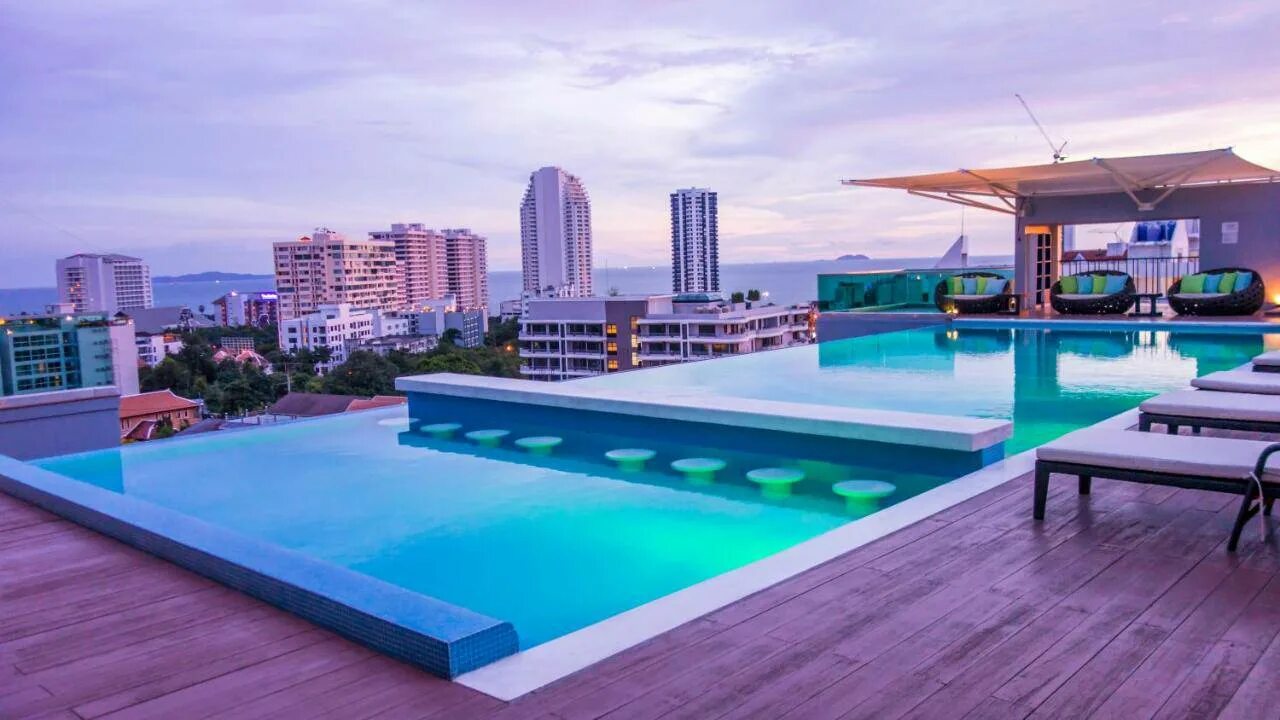 Unique regency 4. Unique Regency Pattaya 4. Таиланд unique Regency Pattaya 4* Пратамнак Хилл, Паттайя. Unique отель Паттайя. Бассейн на крыше Паттайя.