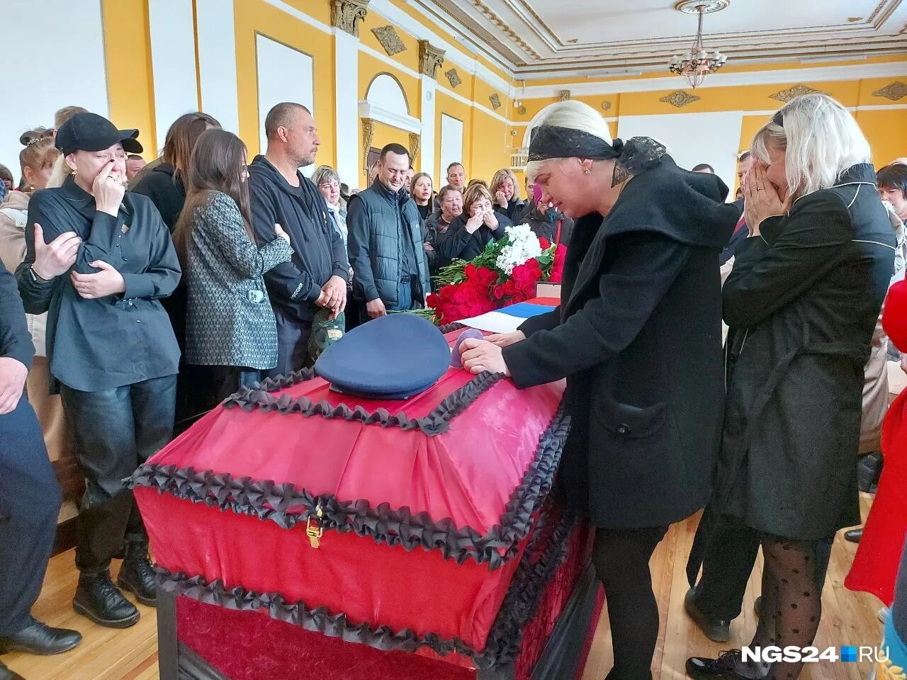 Красноярские погибают на украине. Прощание с Дмитрием Гребенцом в Енисейске. Похороны военнослужащего.