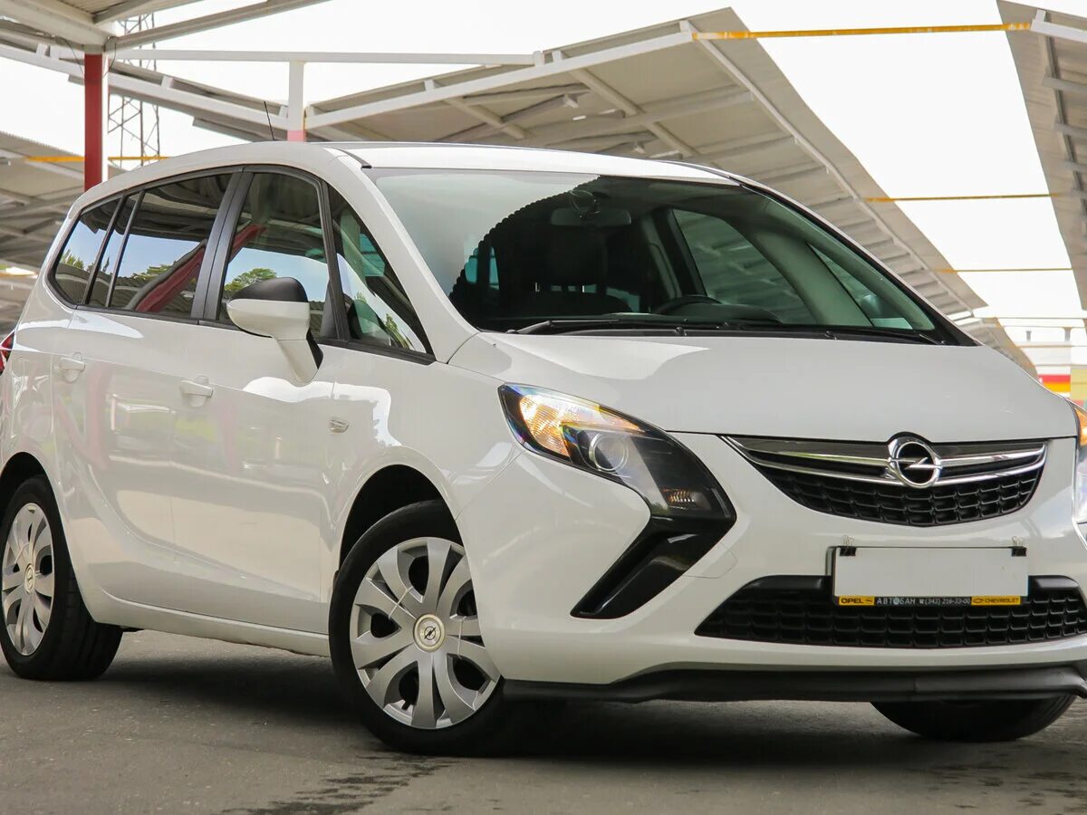 Компактвэн на вторичном рынке. Opel Zafira 2014. Zafira c 2014. Opel Zafira компактвэны. Опель Зафира 2014 года.