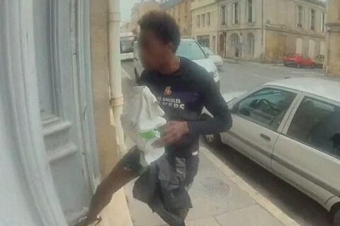 Напал на женщину на улице