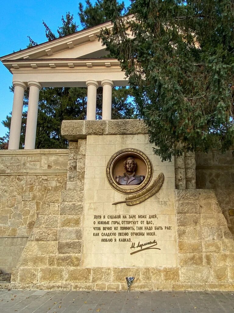 Г кисловодск ставропольского края замок парк. Кисловодск грот лермонтова. Демон лермонтова в кисловодске. Лермонтовская кисловодск на сегодня. Лермонтовская набережная кисловодск.