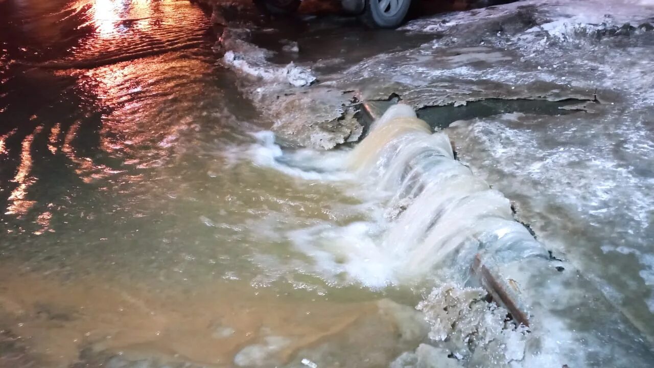 К чему снится прорвало воду. Прорыв водопровода затопление. Прорыв воды в Екатеринбурге. Прорвало воду в Невинномысске. Потопа из воды.