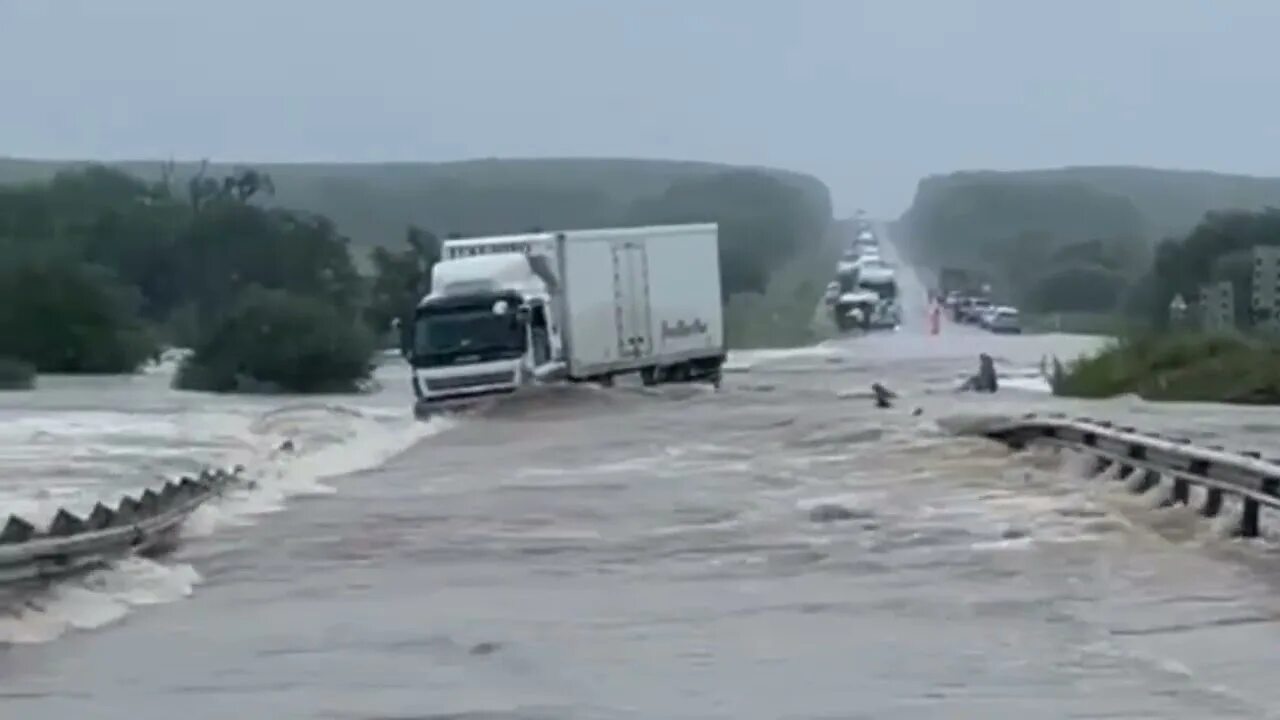 Тайфун в приморье август 2025. Трасса м60 хабаровск владивосток. приморье наводнение 2025. владивосток потоп 2025 июнь. наводнение в приморском крае 2016.