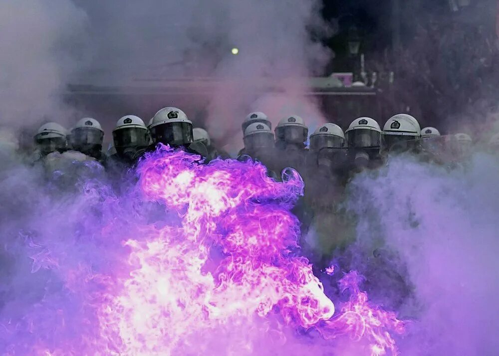 Горит фиолетовым. Фэнтези магическая аура. Фиолетовый пожар. Фиолетовый огонь эстетика. Неоновое дерево.