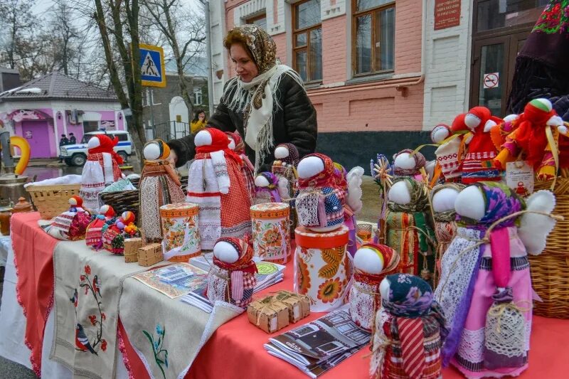 Стол на масленицу на улице как украсить. Украшение стола на Масленицу. Украшение подворья на Масленицу. Украшение стола на Масленицу, гуляния. Украшение стола на Масленицу на улице.