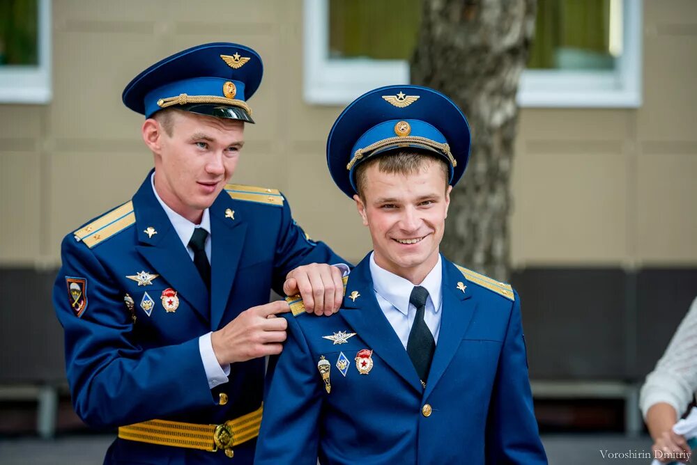 парадная форма офицеров вкс рф. вкс парадная форма вкс. летчик ввс рф парадная форма. парадная форма офицеров вкс рф. парадный мундир офицера ввс рф.