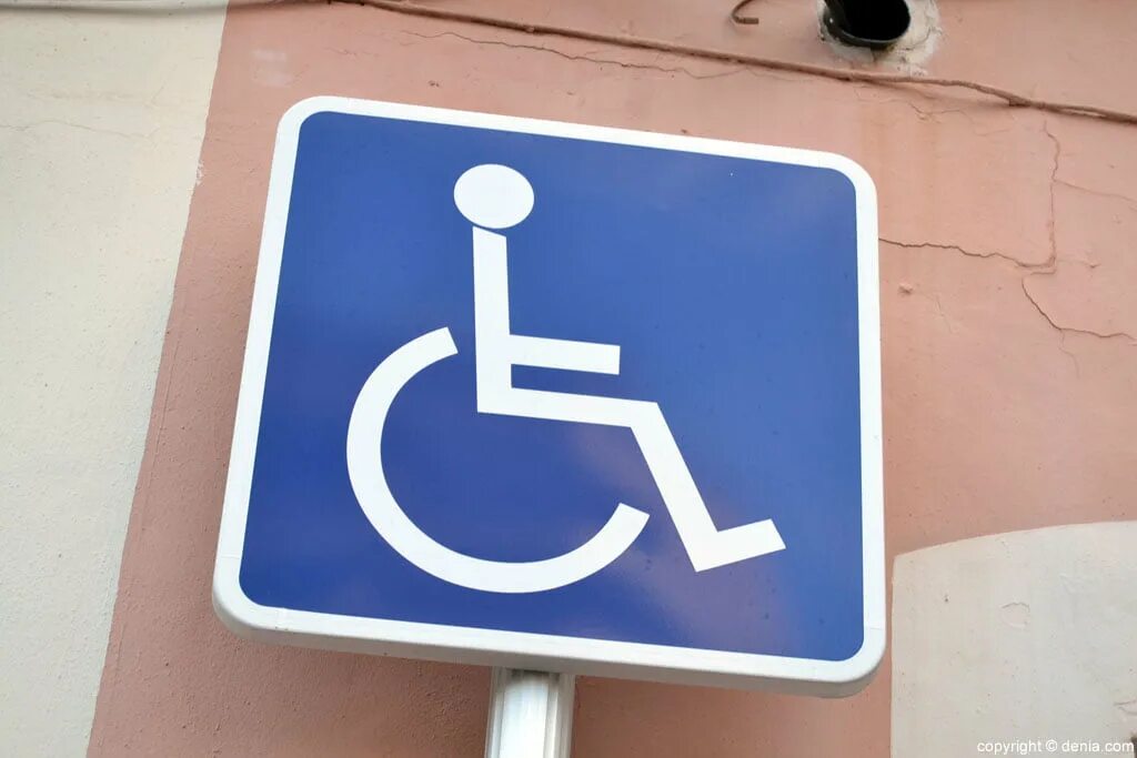 Парковка для инвалидов какой знак. Знак стоянка для инвалидов. Табличка для инвалидов. Значок парковка для инвалидов. Знаки дорожного движения стоянка для инвалидов.