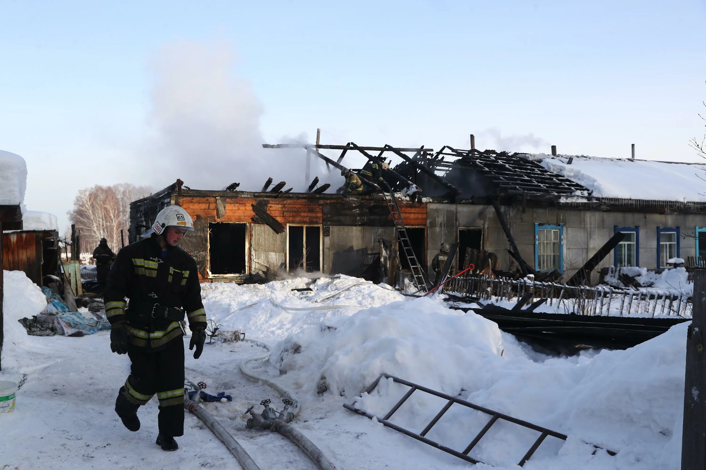 Пожар в первомайском районе новосибирска сегодня. Пожар в новосибирском районе сегодня. Пожар новолуговое новосибирск 13. Пожар в новосибирском районе сегодня. Пожар в новосибирске сейчас в дзержинском районе.