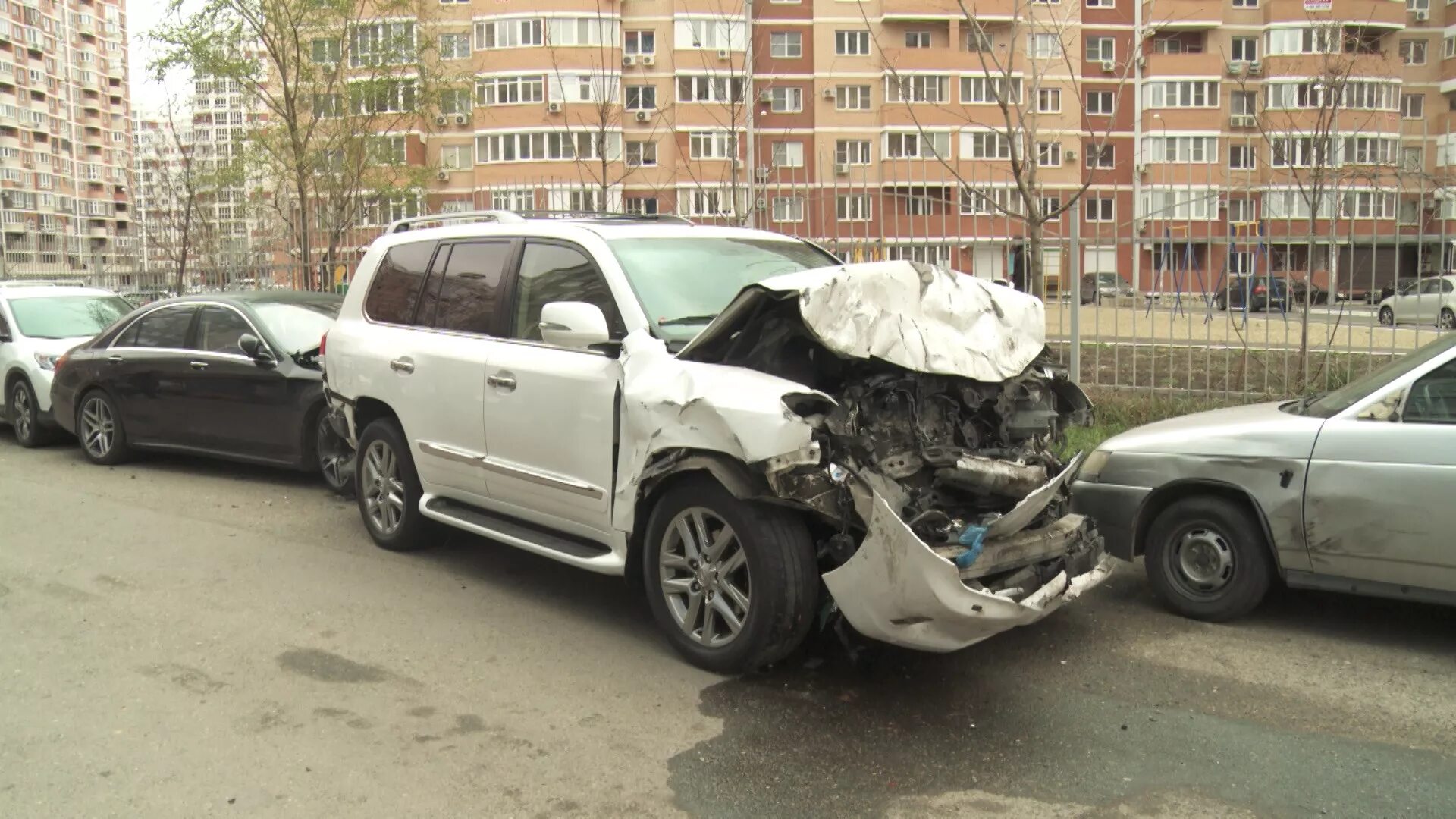 После сильно аварий. Битые машины. Автомобиль после ДТП.