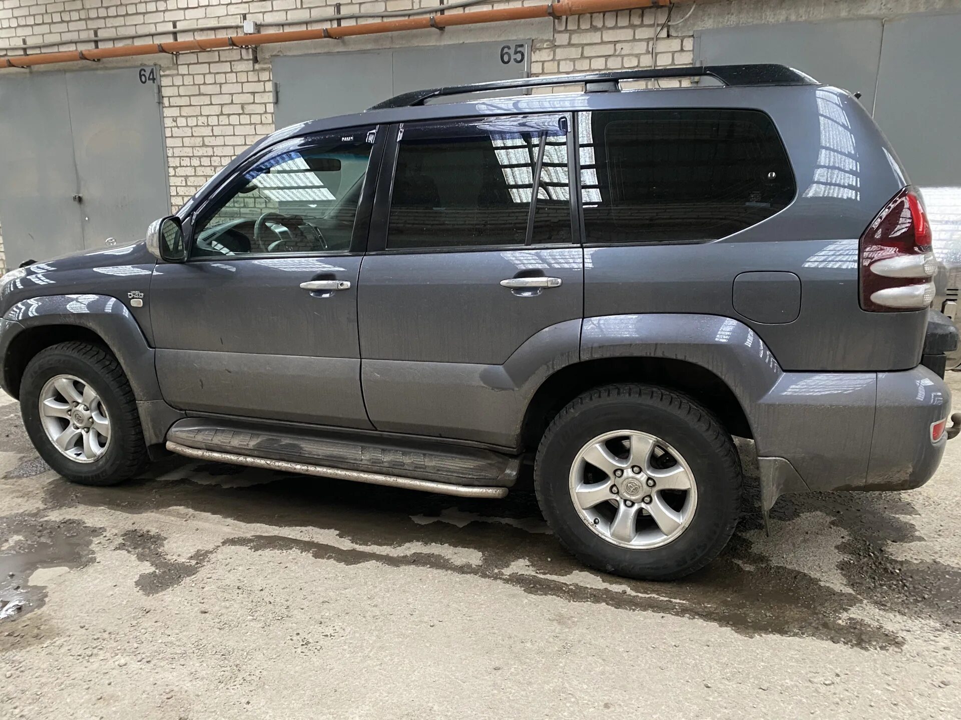 Купить прадо 18. Toyota Land Cruiser Prado 120 3dr. Тойота Прадо 2005. Toyota Land Cruiser 200 мокрый асфальт. Прадо 120 сбоку.