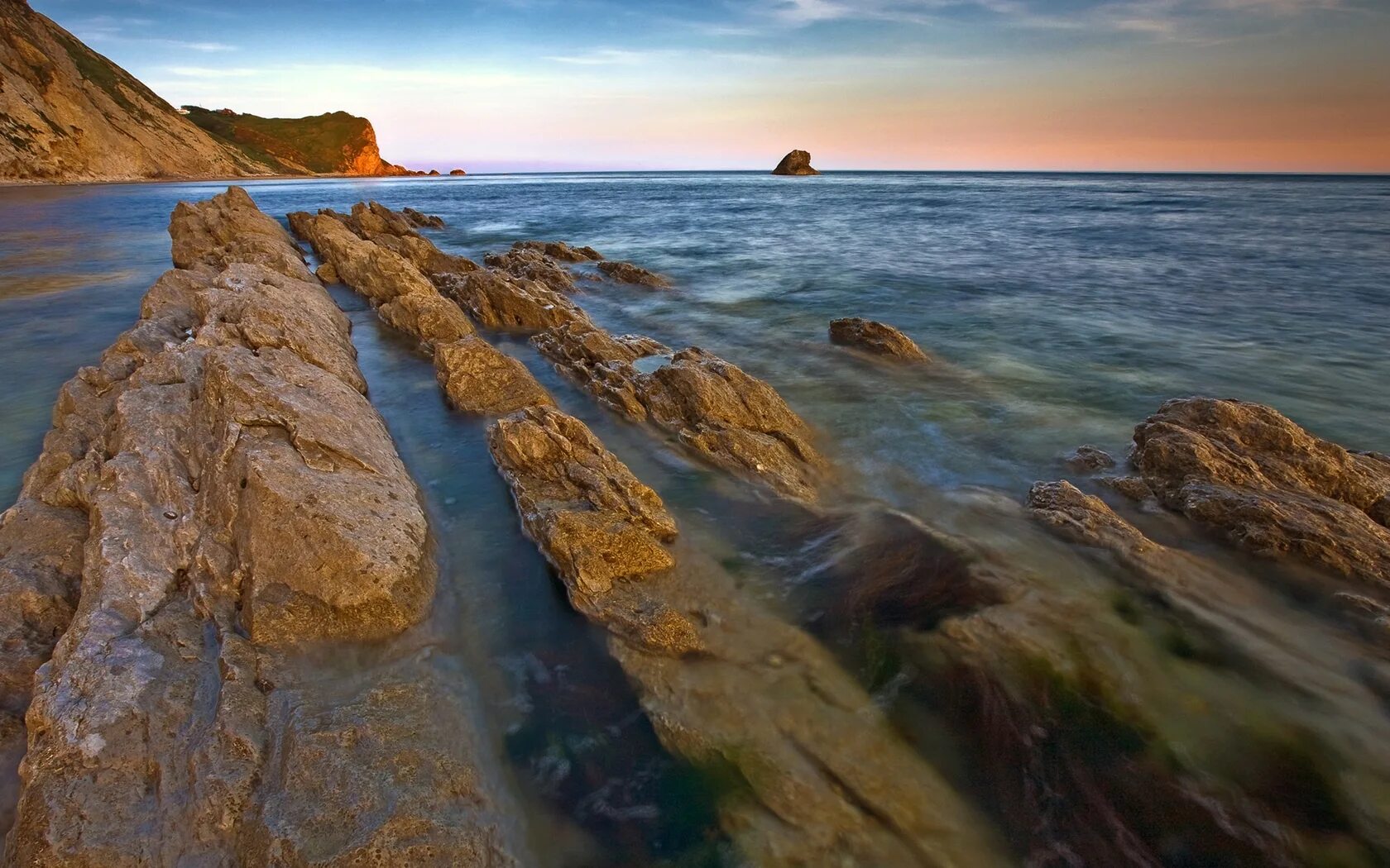 Глупый берег. Морская бухта Избербаш. Баренцево море. Море скалы. Валуны на берегу моря.