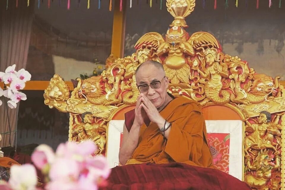 Буддист далай лама. Далай-лама тензин гьяцо. Далай-лама тензин гьяцо. День далай ламы. Далай лама буддизм.