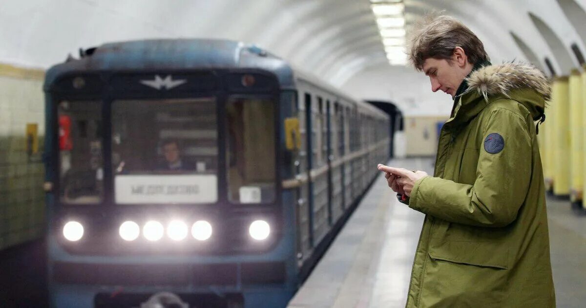 Доступное метро. Люди в метро. Люди на станции метро. Люди идут в метро. Люди в метро Москвы.