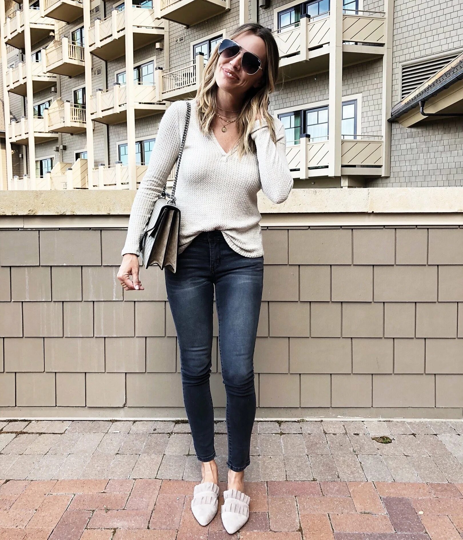 Образы с лоферами. Лоферы на девушках. Лоферы на звездах. Лоферы с брюками женщины. Что носить с замшевыми лоферами.