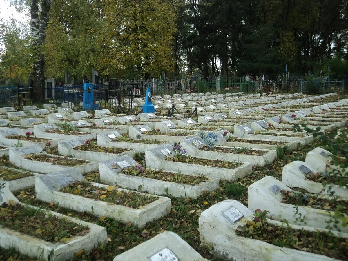 Новозыбков памятники. Кладбище новозыбков. Кладбища новозыбкова. Новозыбков кладбище центральное. Кладбище новозыбков.