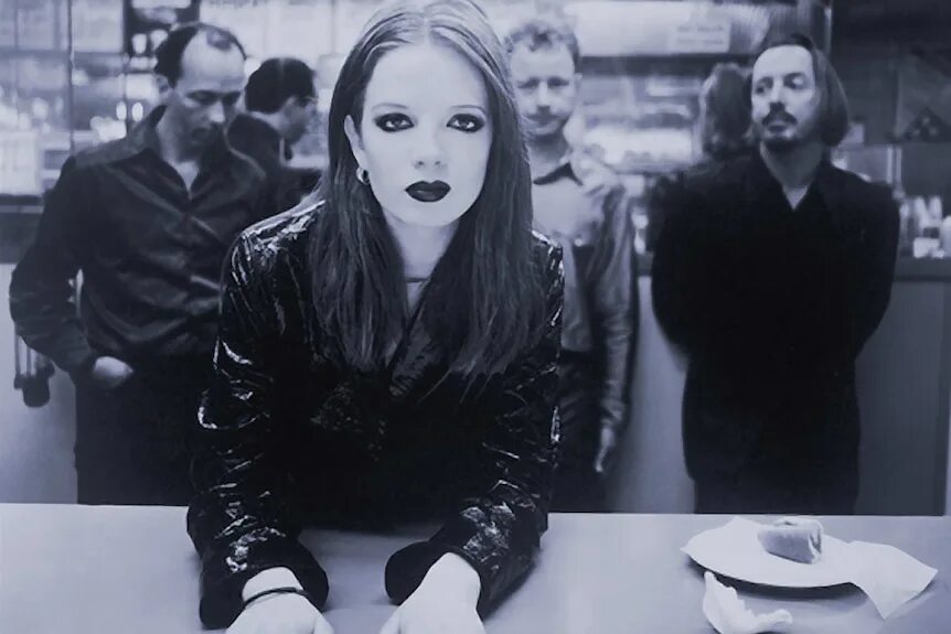 Garbage the world is. Ширли мэнсон 1995. Garbage Ширли мэнсон. Ширли мэнсон Терминатор. Garbage Shirley Manson 90s.