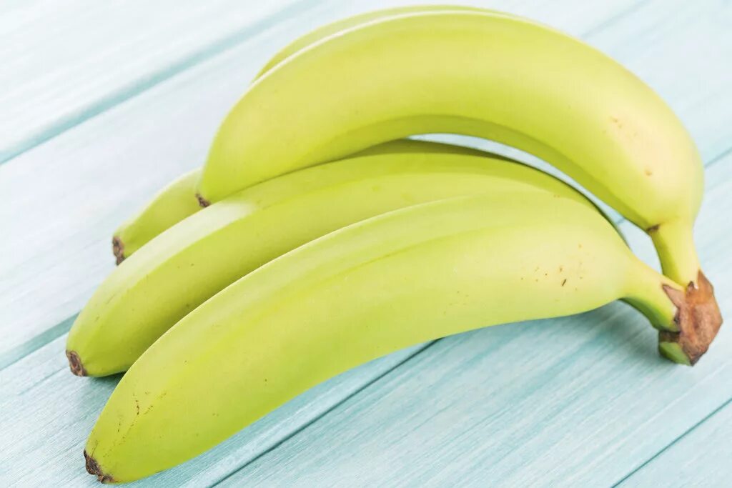 Какие бананы полезнее зеленые или. Зеленые бананы. Зеленоватые бананы. Салатовый банан. Зеленые и желтые бананы.