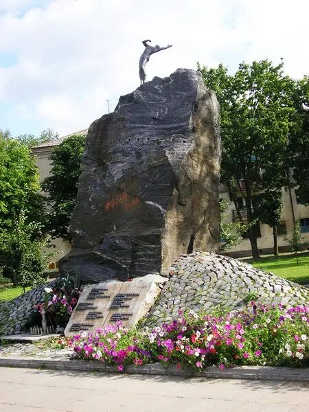 барановичи парк артиллеристов. памятник в барановичах на советской улице. памятник освобождению бреста. барановичи памятники вов. вечный огонь барановичи.