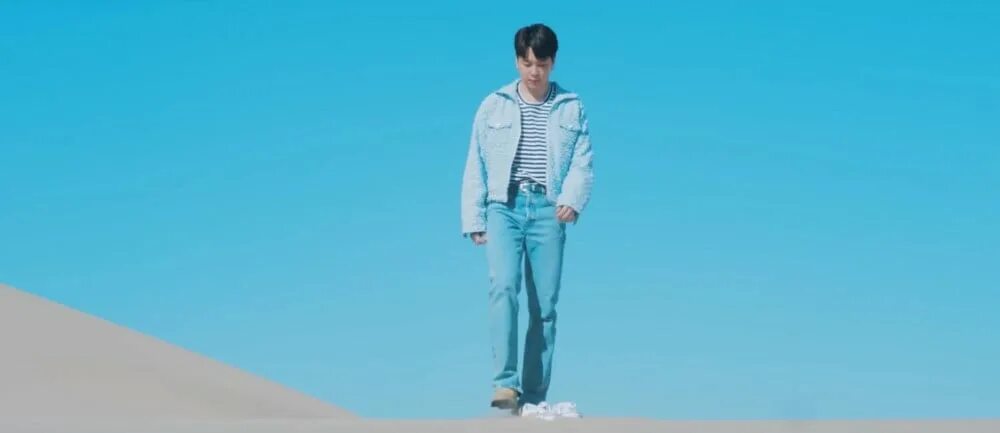Moments yet to come. BTS 2022 фотосессия. БТС 2022 yet to come. Юнги с клипа yet to come. BTS yet to come одежда.