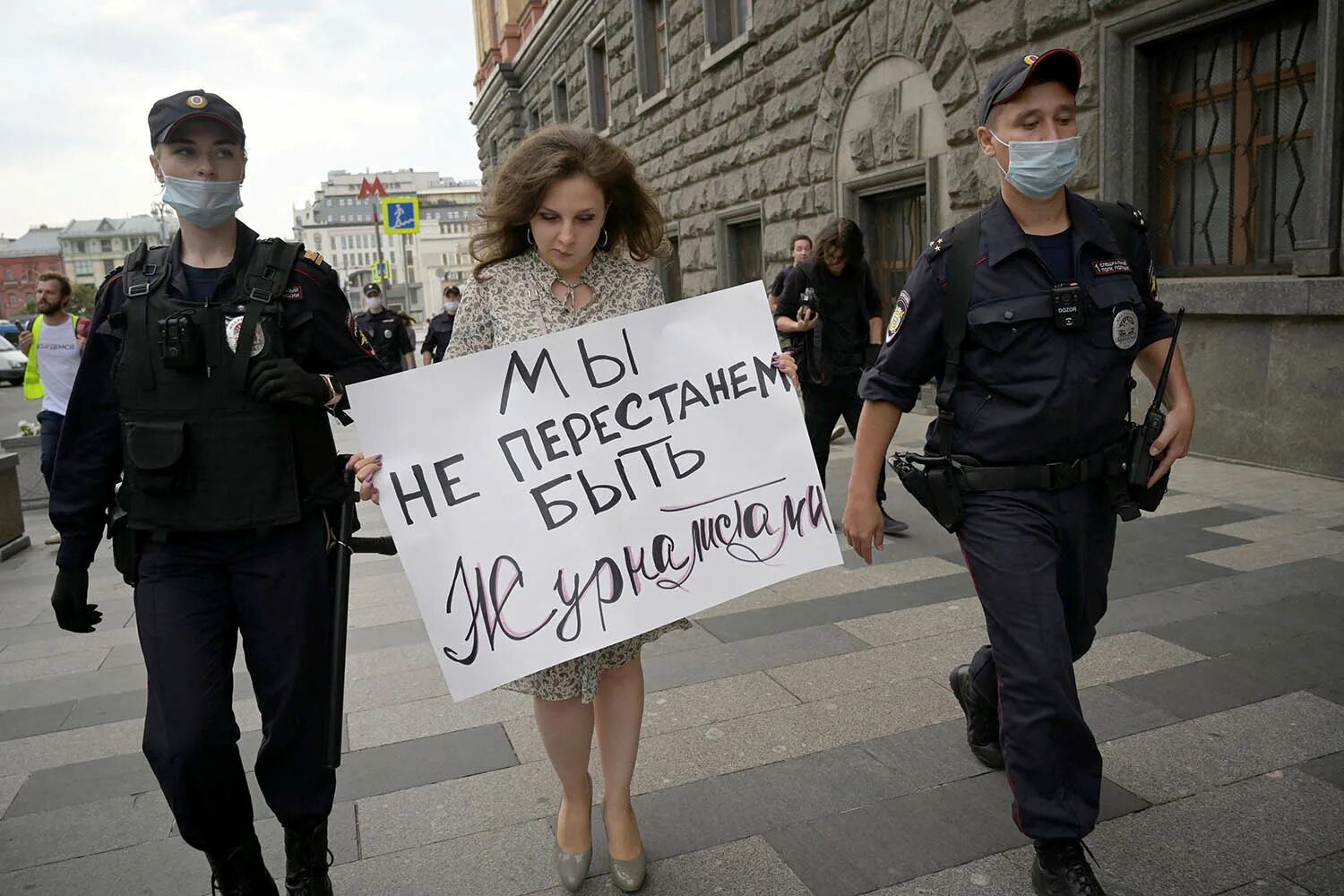 Журналист на митинге. На митингах мы газетчики узнавали много. На митингах мы газетчики узнавали много. Жесткое задержание на митинге. На митингах мы газетчики узнавали много.
