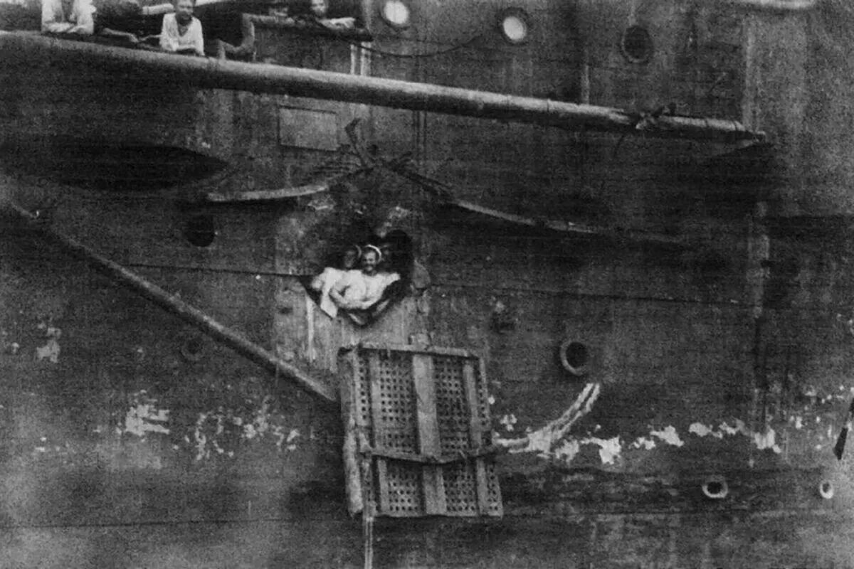 Повреждения крейсера. Попадания русских снарядов в японские крейсера. Крейсер орел 1905 цусимское сражение. Uss stark (ffg-31). Броненосный крейсер россия 1904.