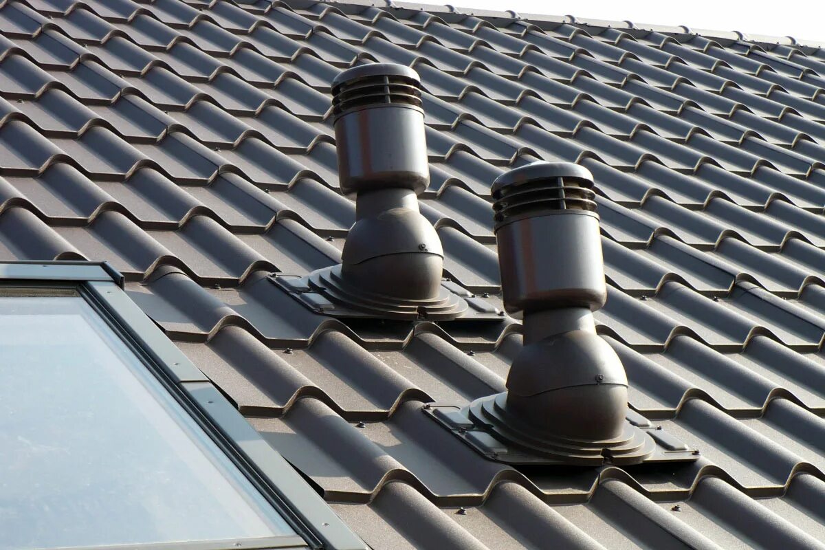 Кровля ендова планка примыкание. Дымоход металлочерепица. Дымоход на крыше. Vilpe вентиляция под металлочерепицу. Планка примыкания цинк обход трубы.