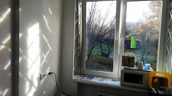 Зеркальные откосы на окнах фото Экраны и откосы из стекла