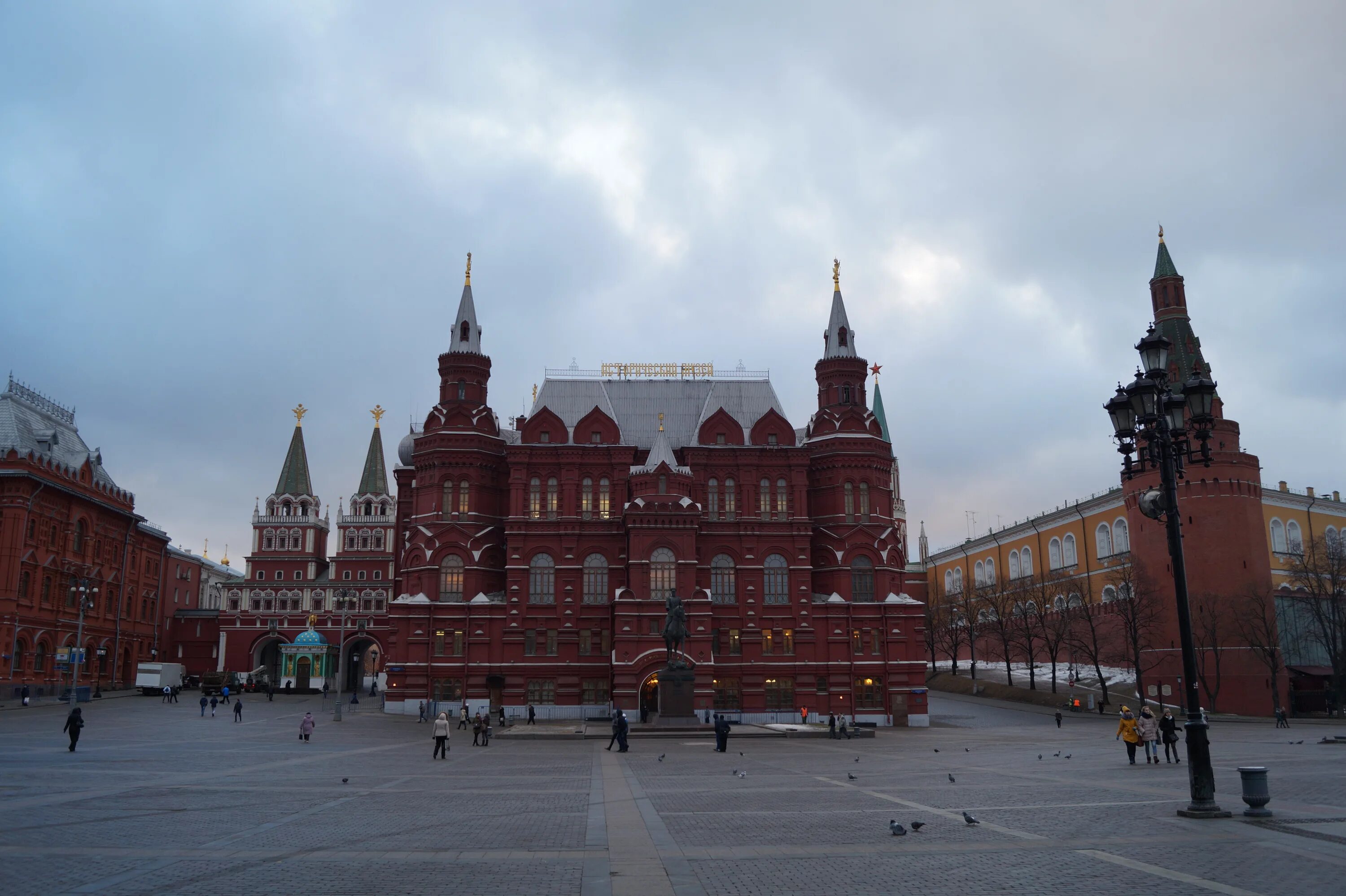 Красная площадь внутри. Москва исторический культурный центр. Красная площадь квадрат. Красное здание на красной площади. Исторический центр Москвы картинки..