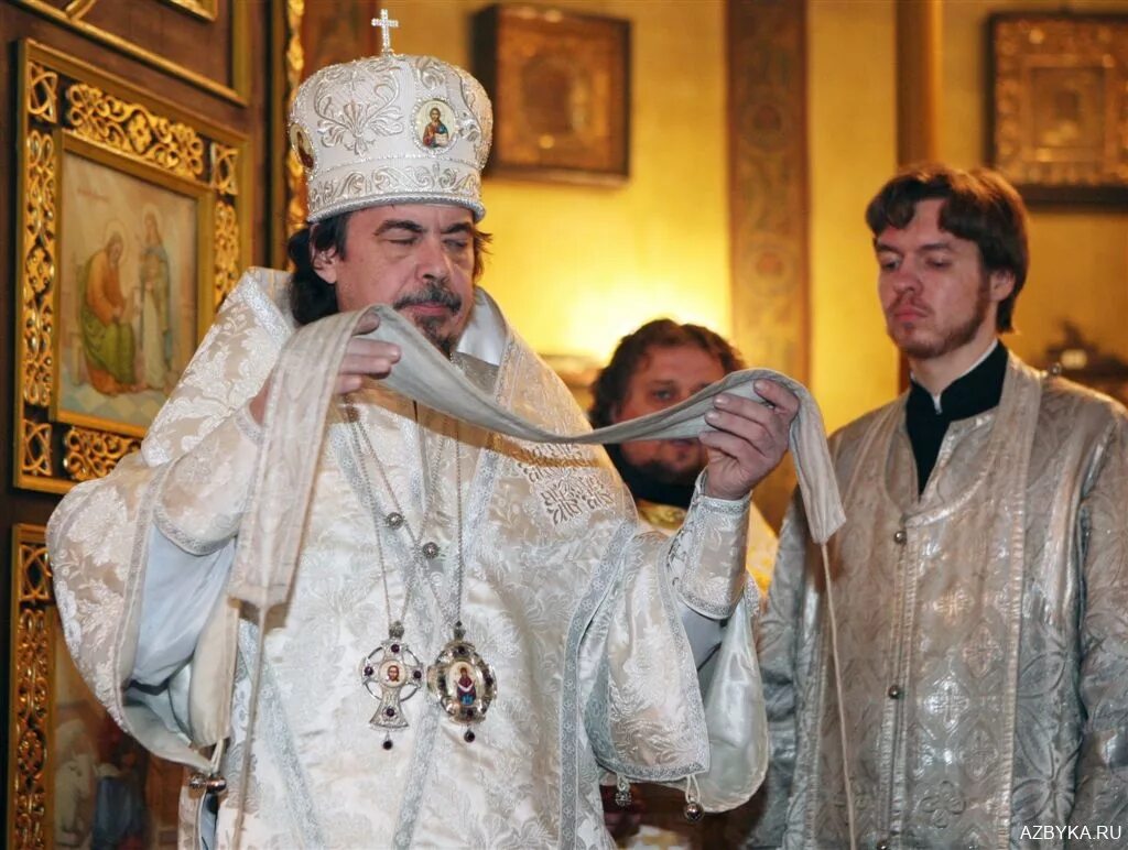 Священник в белом. Белое облачение священника. Одежда священника православного. Священник в белой рясе.