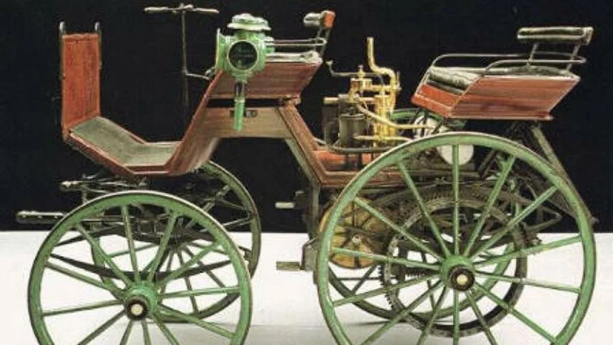 Первый автомобиль внутреннего. Daimler Motor car 1886. Первый автомобиль Даймлера 1885. 1885-1886 Бенц и Даймлер. Готлиб Даймлер первый автомобиль.