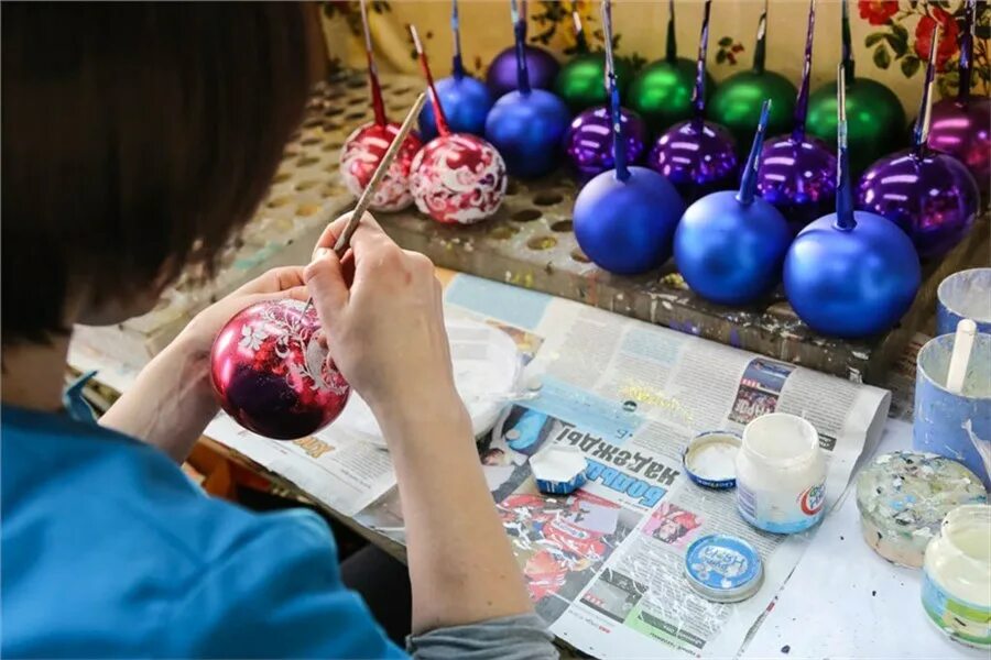 Мастерская по производству елочных игрушек. Новогодние шары. Процесс изготовления новогодней игрушки. Роспись елочных игрушек. Мастер-класс по росписи елочных игрушек.