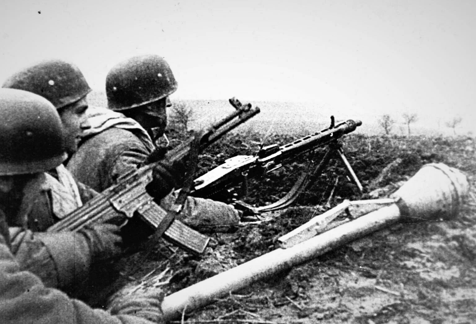 Советские и немецкие солдаты вместе. Солдаты вермахта 22 июня 1941. Хорошо немецкому солдату. Немецкий солдат с пивом. Немецкий пулемётчик с мг 42.