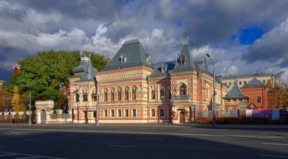 Московские купеческие дома. Посольство Франции особняк Игумнова. Особняк купца Игумнова, Москва, Россия. Особняк Игумнова на Якиманке в Москве. Купец Игумнов особняк в Москве.